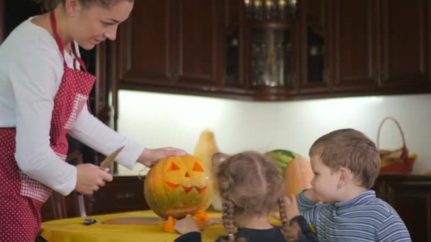 Madre Sus Dos Hijos Están Preparando Para Halloween Mujer Bonita — Vídeos de Stock