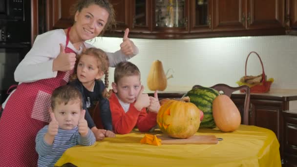 Kvinna Och Barn Visa Tecken Kameran Halloween Pumpor Köksbordet — Stockvideo