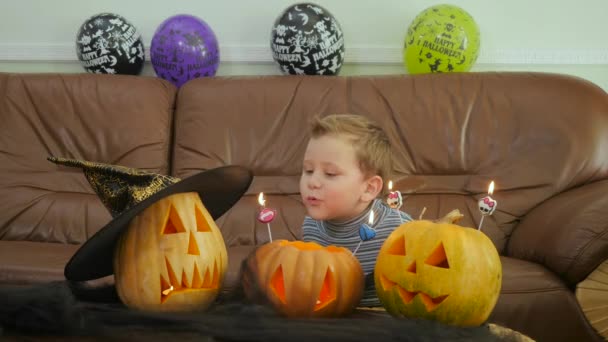 Odadaki Kanepenin Yanında Duran Küçük Çocuk Çocuk Cadılar Bayramı Partisinde — Stok video