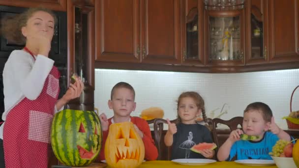 Video Van Moeder Kinderen Keuken Halloween Feest Tonen Duimen Omhoog — Stockvideo