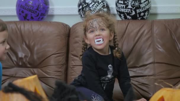 Menina Com Rosto Pintado Dentes Falsos Sentados Sofá Sala Menina — Vídeo de Stock