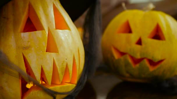 Detailní Záběr Halloweenská Párty Popředí Kamera Zaměřuje Lucerny Dýní Děsivým — Stock video