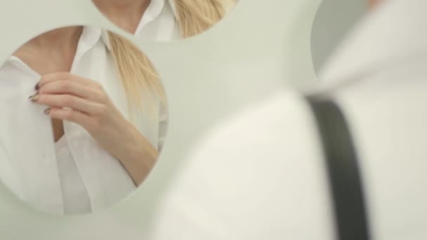 Närbild Kameran Fokuserar Den Vita Blusen Ung Vacker Kvinna Tittar — Stockvideo