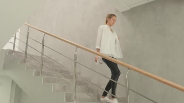 Молодая Красивая Девушка Белой Блузке Маленьким Черным Рюкзаком Вниз Лестнице — стоковое видео