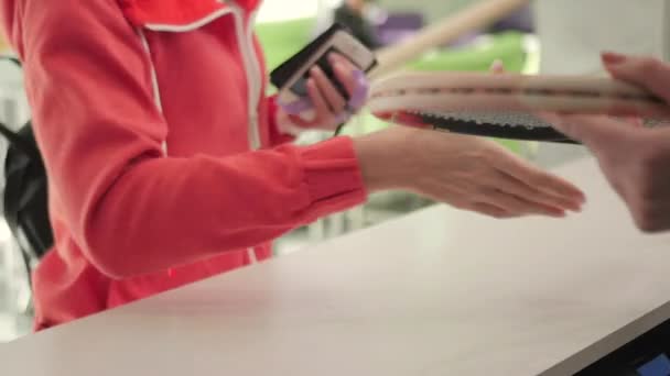 Nærbillede Kvinden Kommer Tager Kreditkort Til Værtinden Lederen Tager Kort – Stock-video