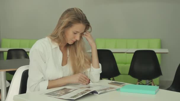 Jovem Mulher Bonita Com Cabelos Longos Sentados Mesa Café Uma — Vídeo de Stock