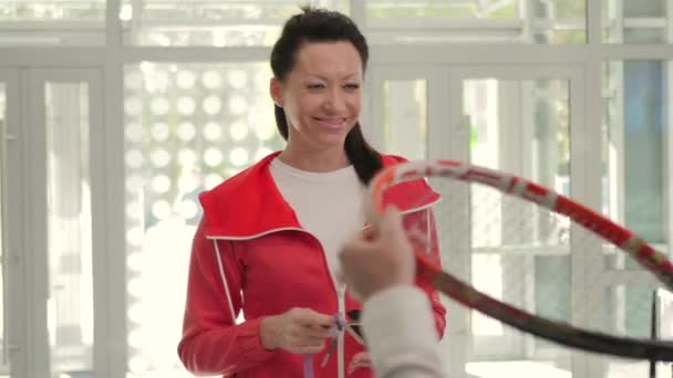 Kameraet Fokuserer Smuk Kvinde Rødt Sportstøj Chefen Giver Kvinden Tennisketsjer – Stock-video