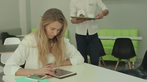 Giovane Bella Donna Seduta Sul Tavolo Nel Caffè Utilizzando Una — Video Stock