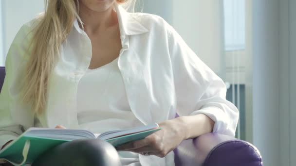 Caméra Déplace Bas Haut Jeune Belle Femme Aux Cheveux Longs — Video