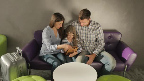 Madre Figlioletta Padre Seduti Sul Divano Viola Guardando Nel Tablet — Video Stock