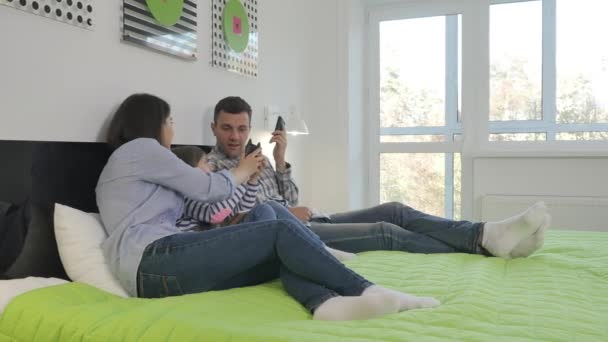 Молодая Семья Лежала Большой Кровати Спальне Привлекательный Мужчина Разговаривает Телефону — стоковое видео