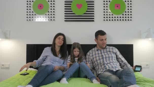 Familie Tânără Stă Întinsă Pat Mare Verde Dormitor Bărbat Atractiv — Videoclip de stoc