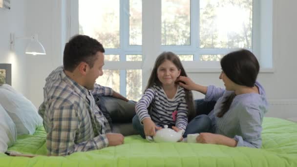 Jonge Vrouw Aantrekkelijke Man Een Bed Hun Kleine Schattige Dochter — Stockvideo