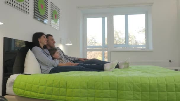 Joven Familia Feliz Acostado Una Cama Grande Dormitorio Niña Acuesta — Vídeo de stock