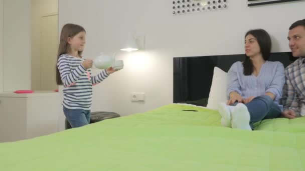 Fetița Ceainic Ceașcă Aduce Părinții Pat Fata Ceașcă Mamei Încearcă — Videoclip de stoc