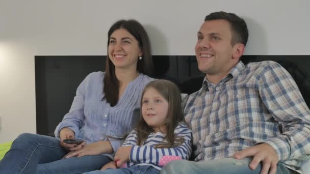 Junge Glückliche Familie Auf Einem Großen Bett Schlafzimmer Liegend Das — Stockvideo