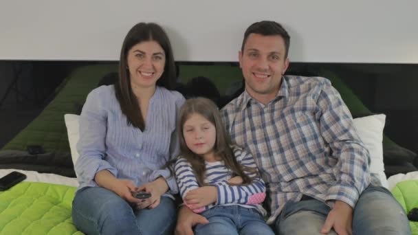 Junge Glückliche Familie Auf Einem Großen Bett Schlafzimmer Liegend Und — Stockvideo