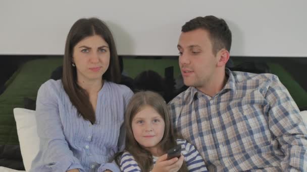 Genç Mutlu Bir Aile Yatak Odasında Büyük Bir Yatakta Uzanıyor — Stok video