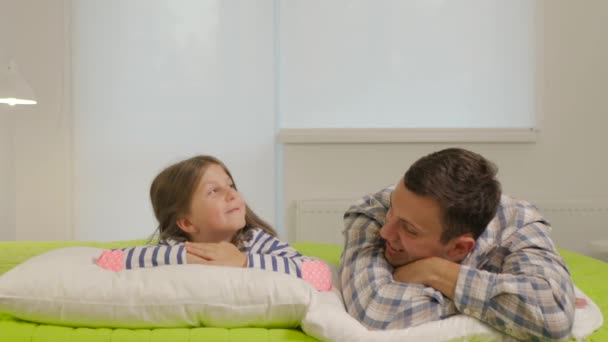 Fille Regarde Caméra Sourire Chanter Jolie Mère Vient Mari Fille — Video