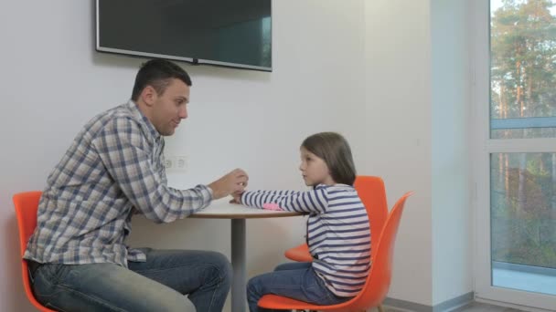 Ein Junger Mann Und Ein Kleines Mädchen Sitzen Auf Den — Stockvideo