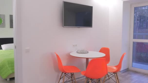 Camera Moving Left Right Orange Chairs Table Big Glass Door — ストック動画