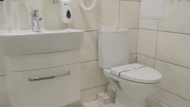 Kamera Bergerak Dari Bawah Atas Ada Toilet Wastafel Dengan Keran — Stok Video