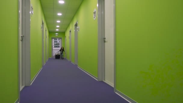 Little girl with baggage running in corridor in hotel and showing thumbs up — Stock Footage Little Girl Baggage Running Corridor Hotel Showing Thumbs Royalty Free Stock Video