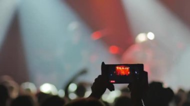 sahnede oynayan müzisyenler, cep telefonuvideo kayıt kişi parti insanlar 