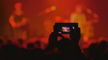 konser video, sahnede oynayan müzisyenler ise insanlar parti, mutlu dans kalabalık, cep telefonu kişi kayıt gösterisi 