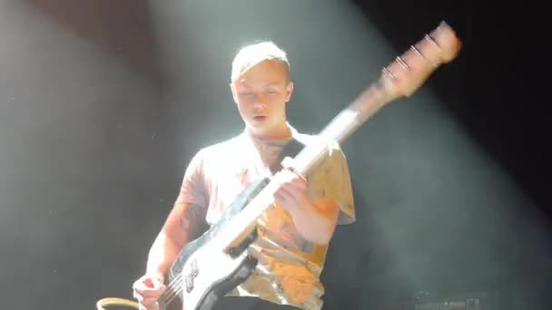Koncert Video Basista Młody Człowiek Scenie — Wideo stockowe