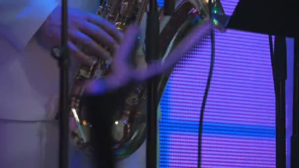 Saxofonista Hrající Saxofon Koncertě Muž Saxofonem Stojí Scéně Hraje Hudbu — Stock video