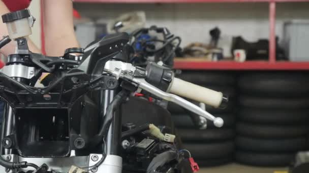 Ingenieur Reparieren Motor Des Motorrads Der Mann Dreht Die Mutter — Stockvideo