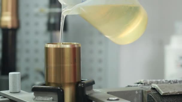 Close Camera Moves Right Left Engineer Pours Oil Plastic Glass — Stock Video