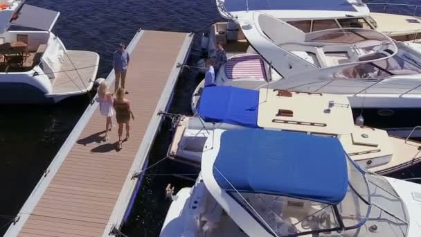 Young Girls Come Friends Yacht Which Standing Pier People Prepare — Stock Video