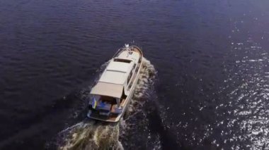 Gemi nehir boyunca yüzüyor. Drone 'dan güzel hava manzarası. Yüzen beyaz yat nehir boyunca seyahat eder..