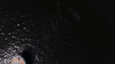 Gemi nehir boyunca yüzüyor. Drone 'dan güzel hava manzarası. Yüzen beyaz yat nehir boyunca seyahat eder..