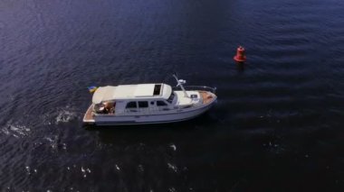 Gemi nehir boyunca yüzüyor. Drone 'dan güzel hava manzarası. Yüzen beyaz yat nehir boyunca seyahat eder..