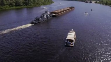 Gemi nehir boyunca yüzüyor. Drone 'dan güzel hava manzarası. Yüzen beyaz yat nehir boyunca seyahat eder..