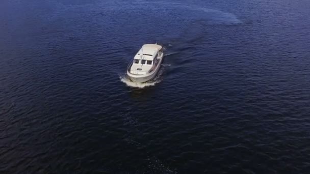 船沿河漂流 无人机提供的美丽的空中景色 漂流的白色游艇沿河漂流 — 图库视频影像