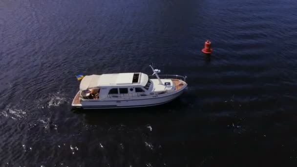 船沿河漂流 无人机提供的美丽的空中景色 漂流的白色游艇沿河漂流 — 图库视频影像