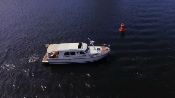 Le navire flotte le long de la rivière. Belle vue aérienne depuis un drone. Flottant yacht blanc Voyage le long de la rivière .