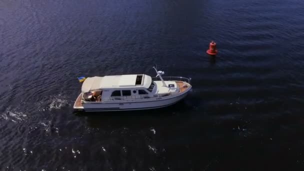 Schip Drijft Langs Rivier Prachtig Uitzicht Vanuit Lucht Vanuit Drone — Stockvideo