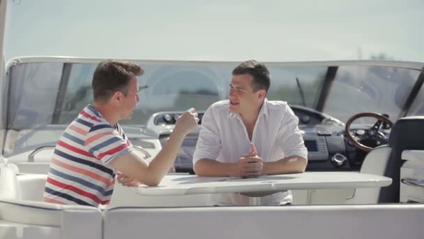 Salesman Show Yacht Buyer Jovem Perguntar Sobre Detalhes Compra Características — Vídeo de Stock