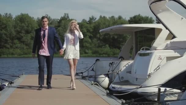 Ein Junger Mann Anzug Geht Mit Seiner Freundin Der Seebrücke — Stockvideo