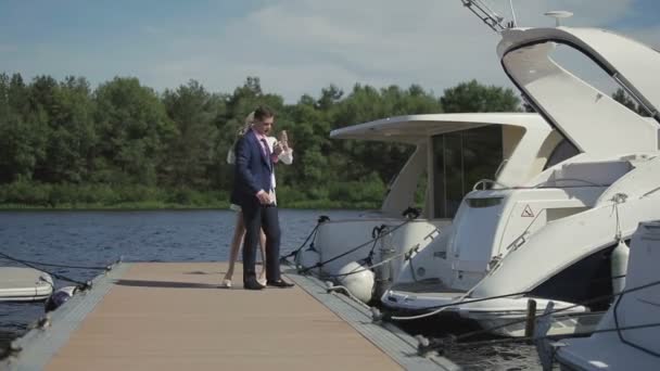 Handsome Guy Wearing Suit Help His Girlfriend Stand Pier Yacht — Stock Video