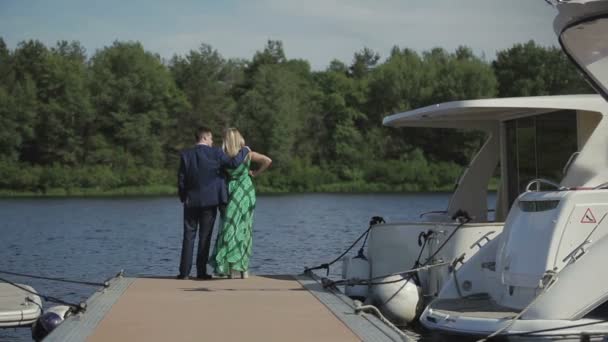 Jongeman Pak Met Zijn Vriendin Pier Paar Genieten Van Een — Stockvideo