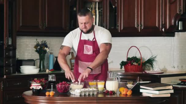 Baard Gespierde Man Met Tattos Bereidt Zich Voor Koken Keuken — Stockvideo