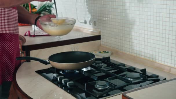 Молодий Хлопець Готує Кухні Вдома Язистий Кухар Поклав Тісто Гарячу — стокове відео