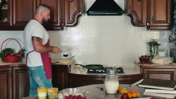Jeune Homme Prépare Les Crêpes Dans Cuisine Maison Homme Attend — Video
