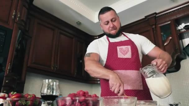 Een Man Met Baard Tattos Kookt Pannenkoeken Thuis Keuken Grappige — Stockvideo